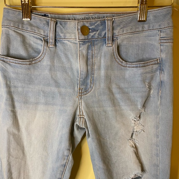 American Eagle Jeans Light Wash Distressed Denim Jegging Crop Size 4 - Picture 2 of 8